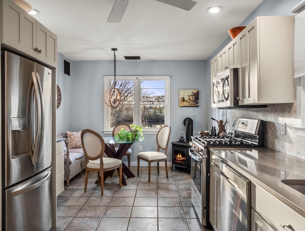 348 Main St, Groveland MA  01834-1111 exterior