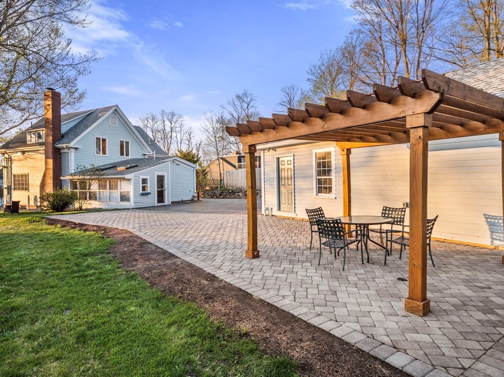 348 Main St, Groveland MA  01834-1111 exterior