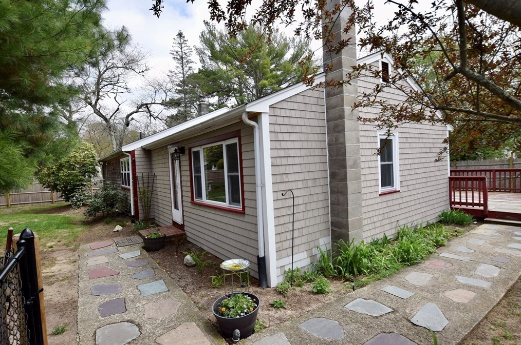 22 Meadowlark Dr, Wareham, MA 02571