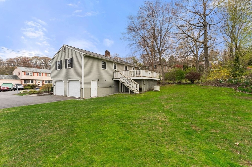 4 Heritage Dr, Woburn MA 01801-5908 exterior