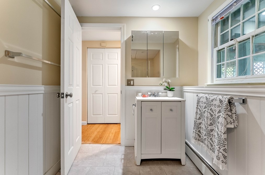 4 Heritage Dr, Woburn MA 01801-5908 exterior