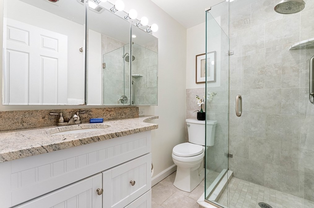 4 Heritage Dr, Woburn MA 01801-5908 exterior