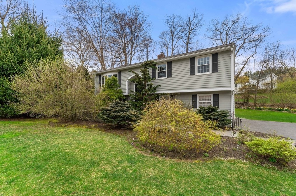 4 Heritage Dr, Woburn MA 01801-5908 exterior