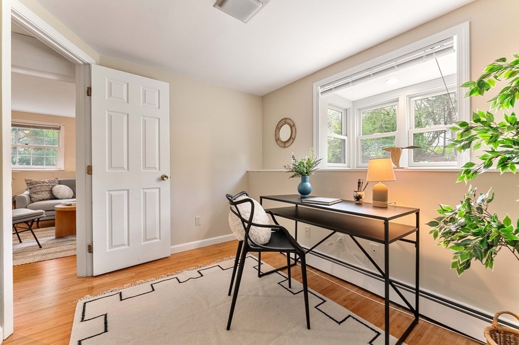 4 Heritage Dr, Woburn MA 01801-5908 exterior