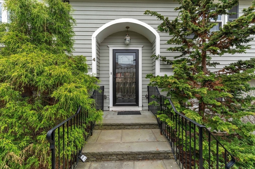 4 Heritage Dr, Woburn MA 01801-5908 exterior