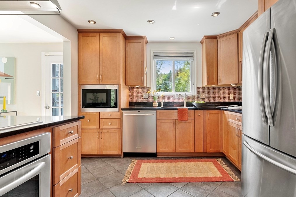 4 Heritage Dr, Woburn MA 01801-5908 exterior