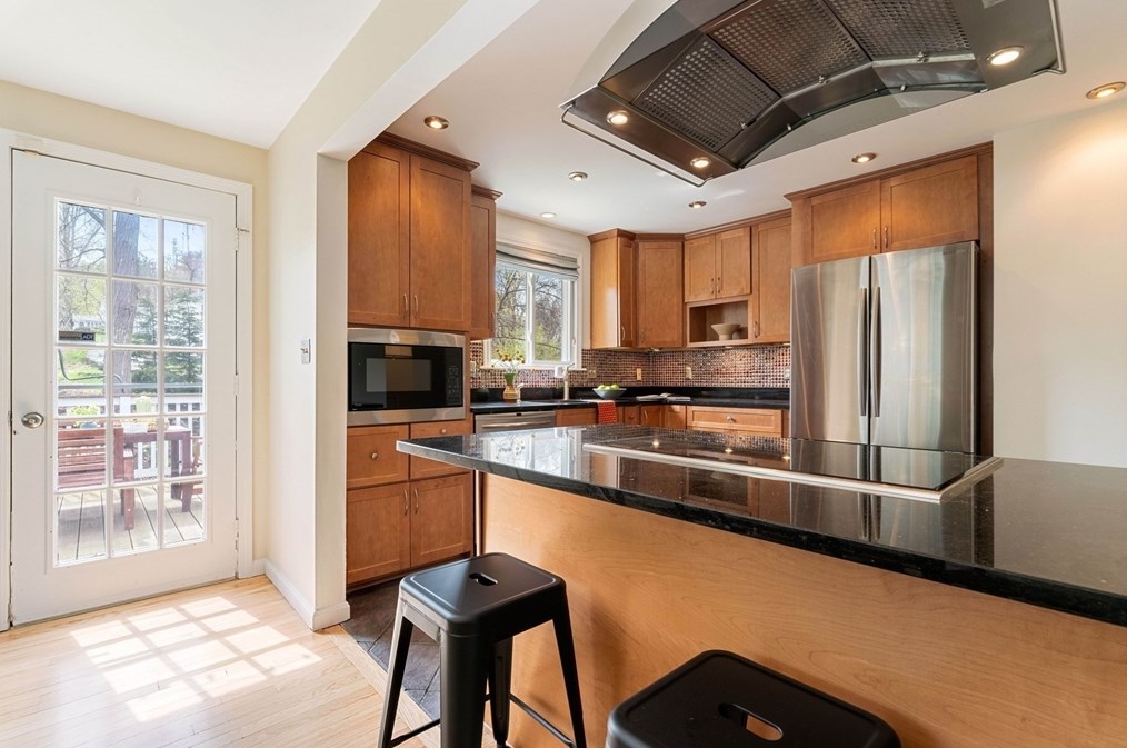 4 Heritage Dr, Woburn MA 01801-5908 exterior