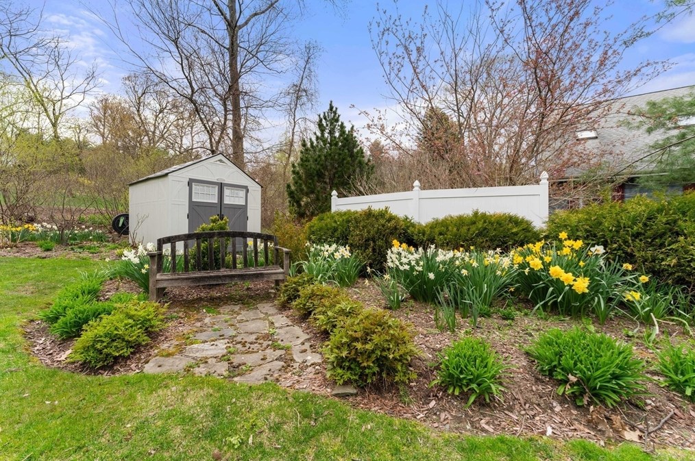 4 Heritage Dr, Woburn MA 01801-5908 exterior