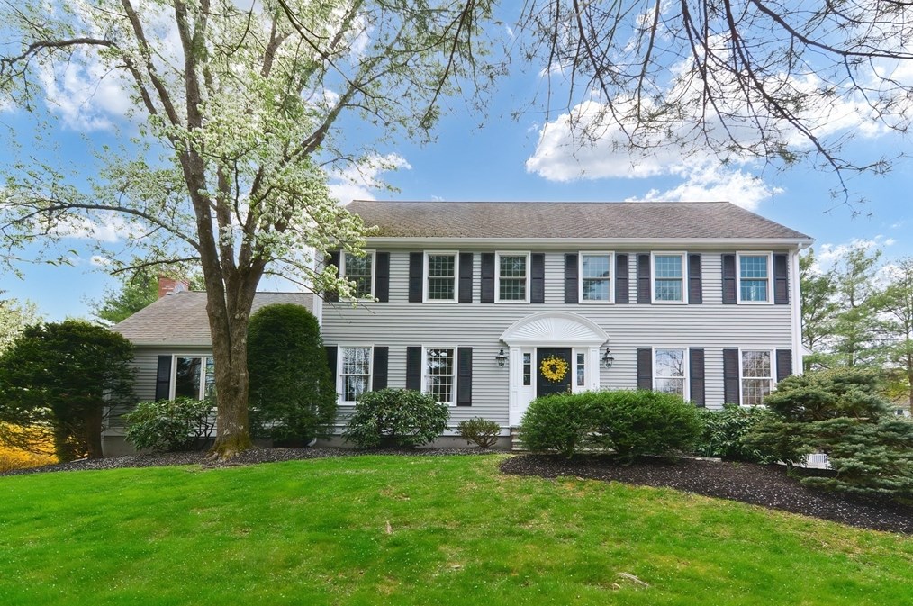 16 Harding St, Medfield, MA 02052 exterior