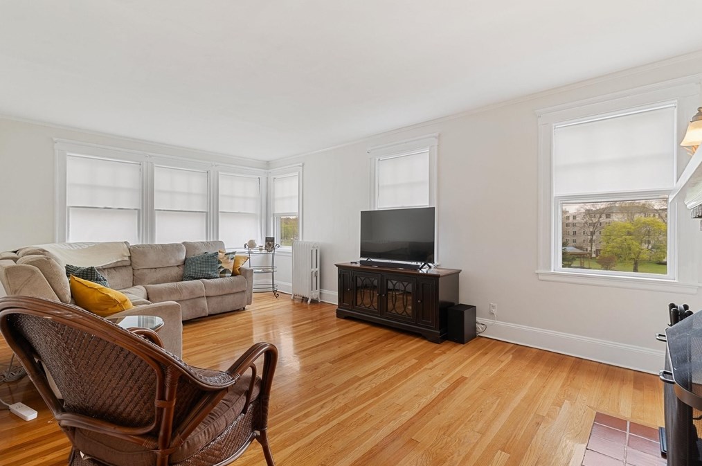 84 Side Pkwy, Newton MA 02458-1816 exterior