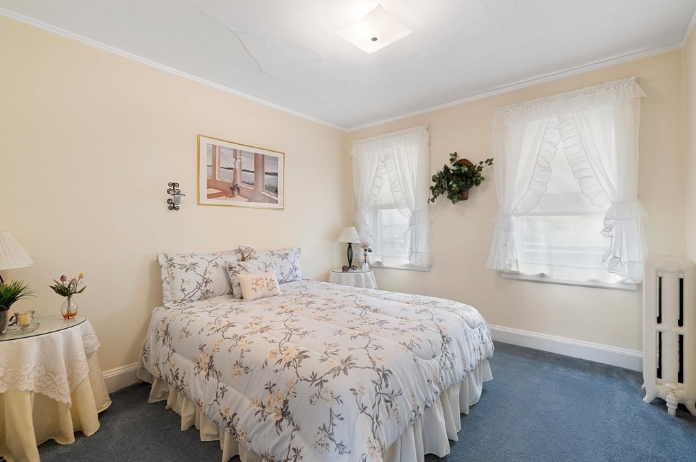 84 Side Pkwy, Newton MA 02458-1816 exterior