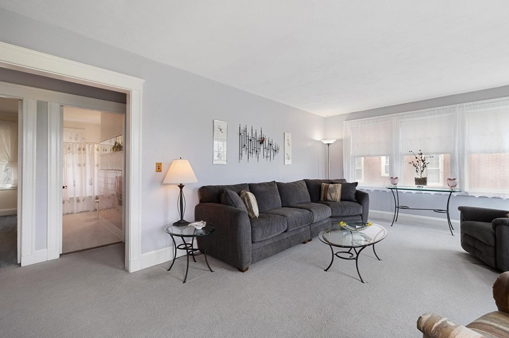 84 Side Pkwy, Newton MA 02458-1816 exterior