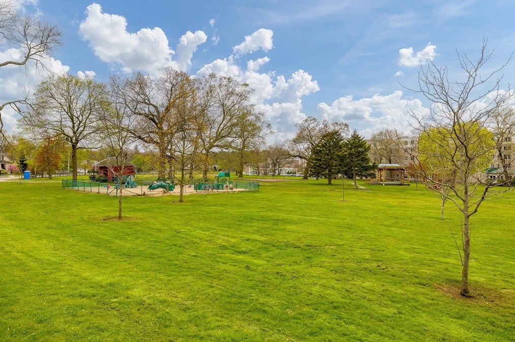 84 Side Pkwy, Newton MA 02458-1816 exterior