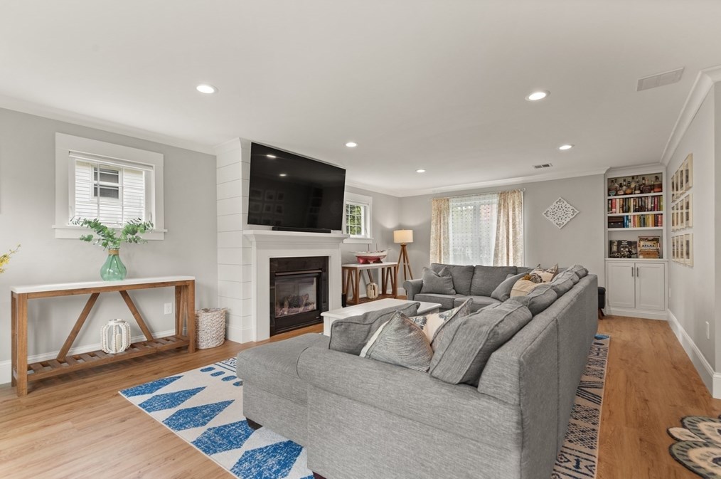 15 Kinsman Pl, Natick MA  01760-2732 exterior