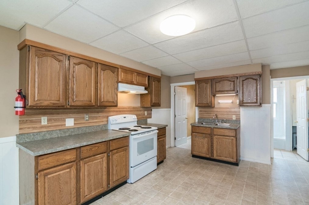 80 Hilton St, Chicopee MA 01020-3552 exterior