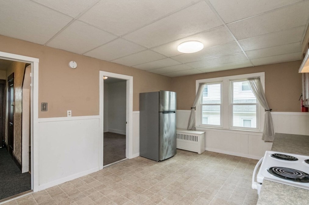 80 Hilton St, Chicopee MA 01020-3552 exterior