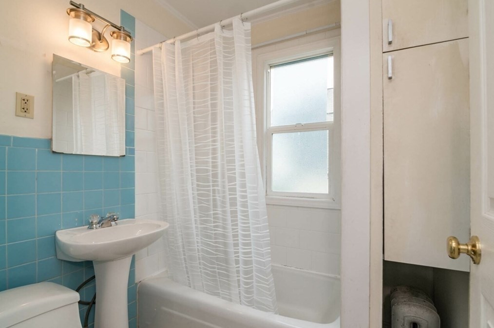 80 Hilton St, Chicopee MA 01020-3552 exterior