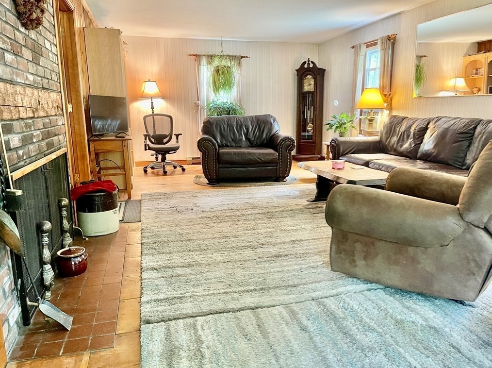 1016 St, East Bridgewater MA 02324-2943 exterior