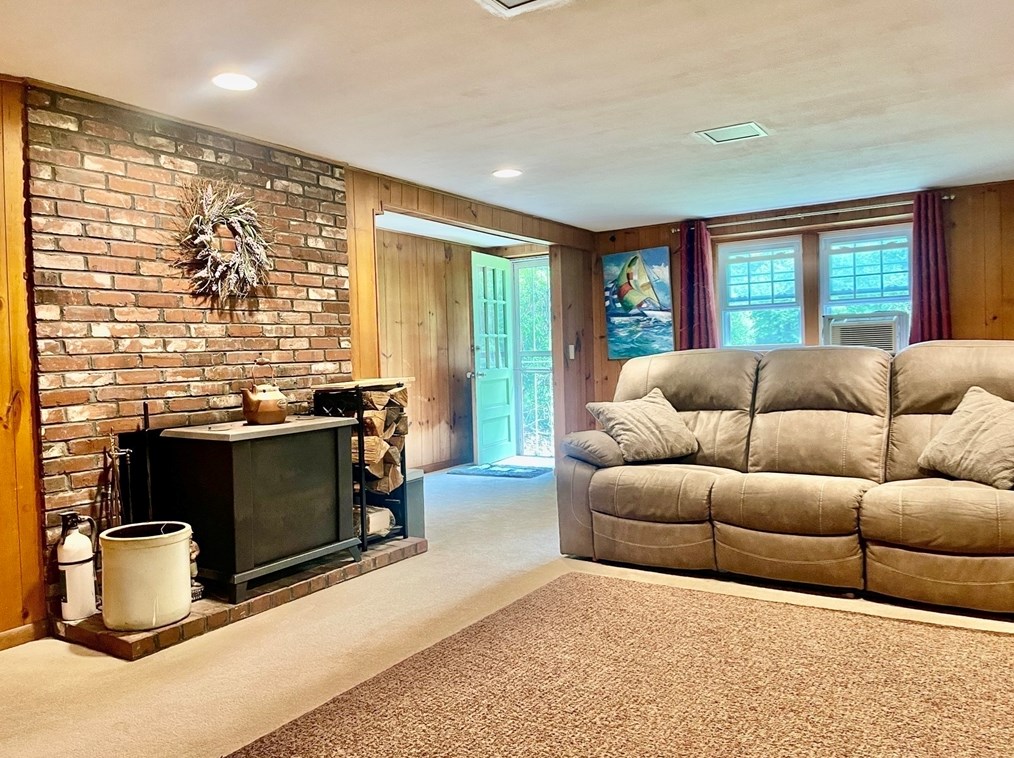 1016 St, East Bridgewater MA 02324-2943 exterior