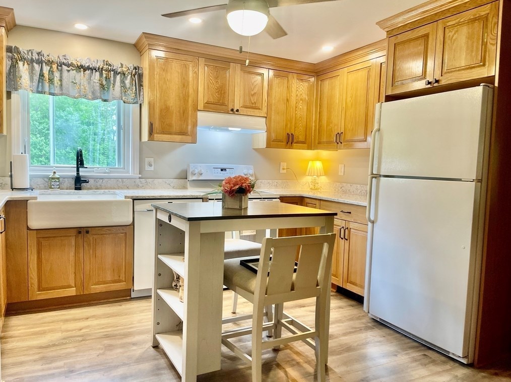 1016 St, East Bridgewater MA 02324-2943 exterior