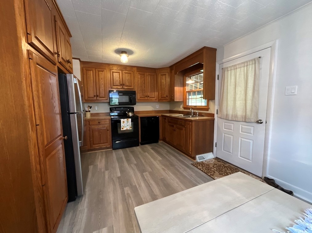 15 Mtn Rd, Gill MA 01354-9716 exterior