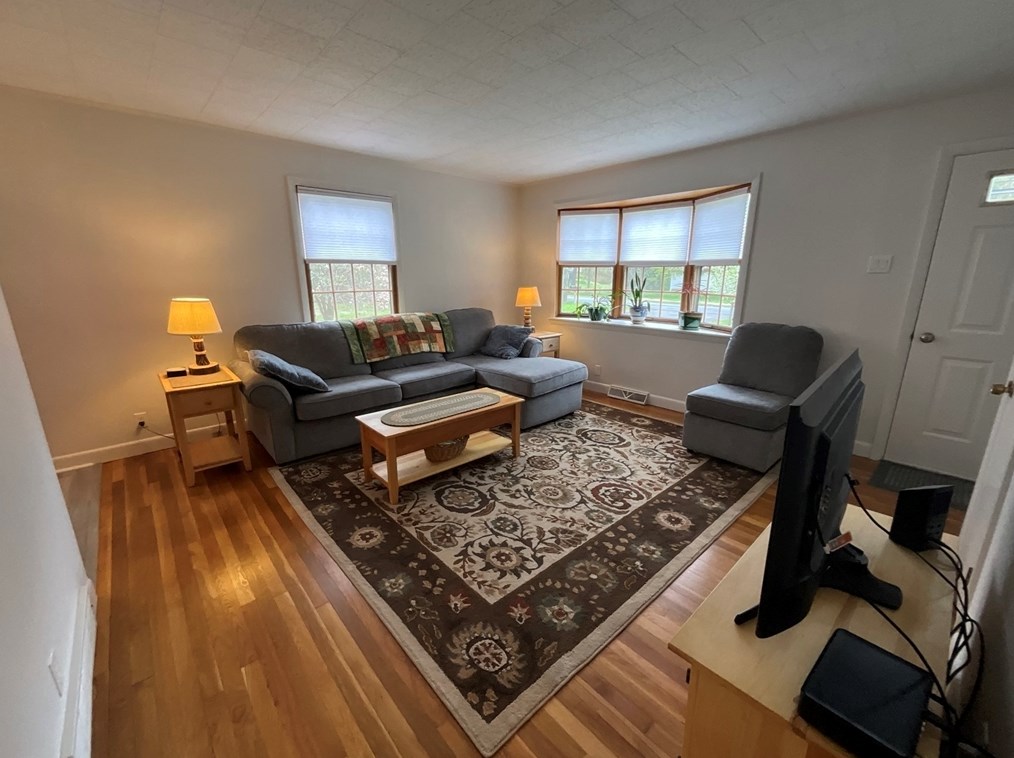 15 Mtn Rd, Gill MA 01354-9716 exterior