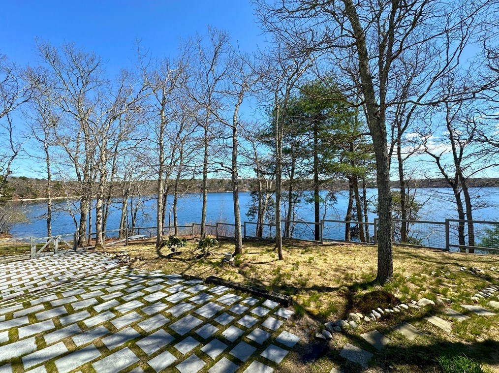 55 Horseshoe Bnd Way, Mashpee MA 02649-4310 exterior