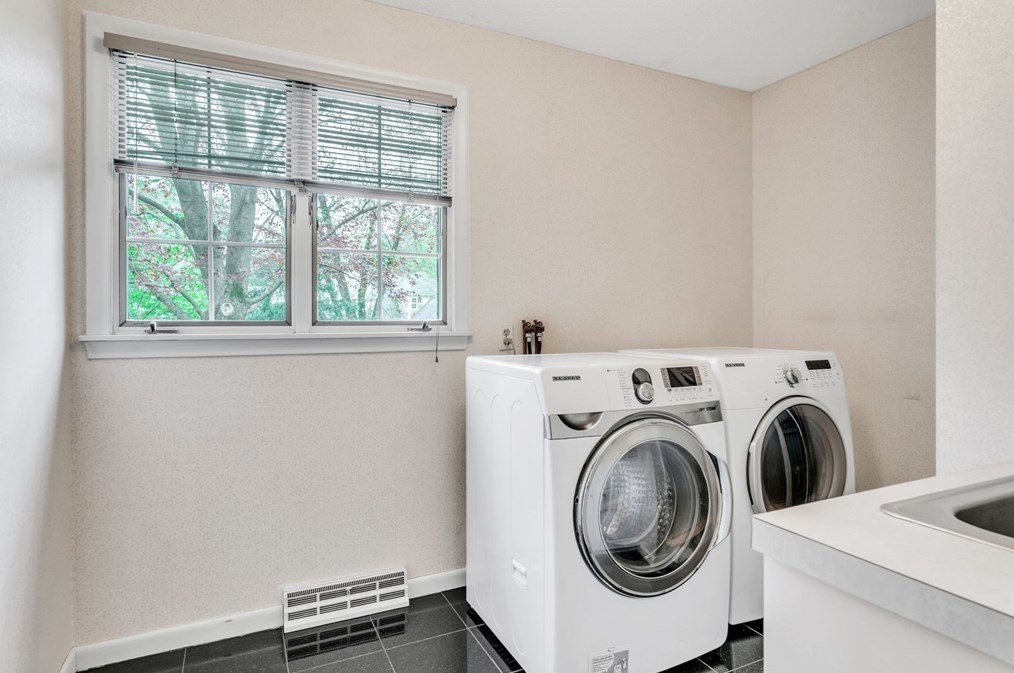 233 Ardsley Rd, Springfield MA 01106-2506 exterior