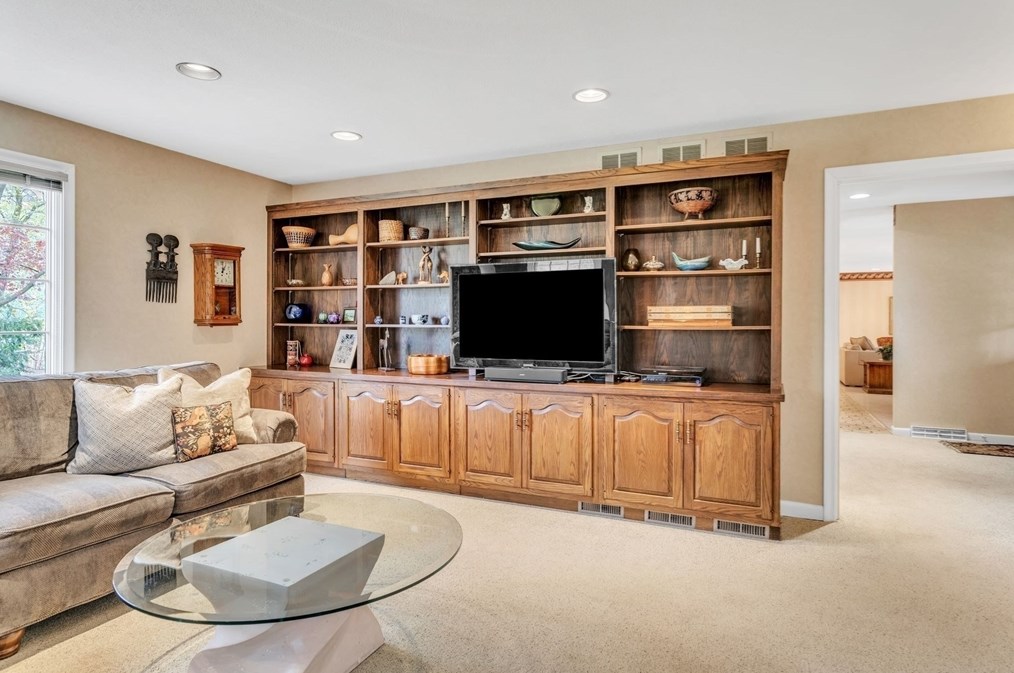 233 Ardsley Rd, Springfield MA 01106-2506 exterior