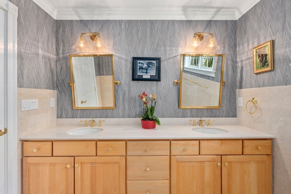 208 Marina Dr, Quincy MA 02171-1573 exterior