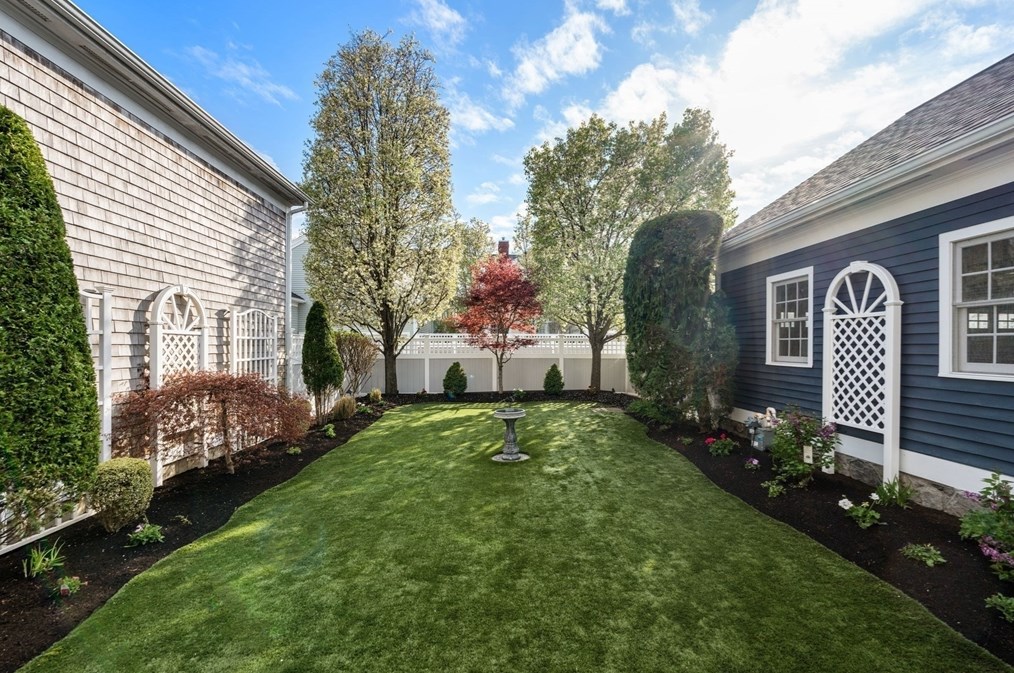 208 Marina Dr, Quincy MA 02171-1573 exterior