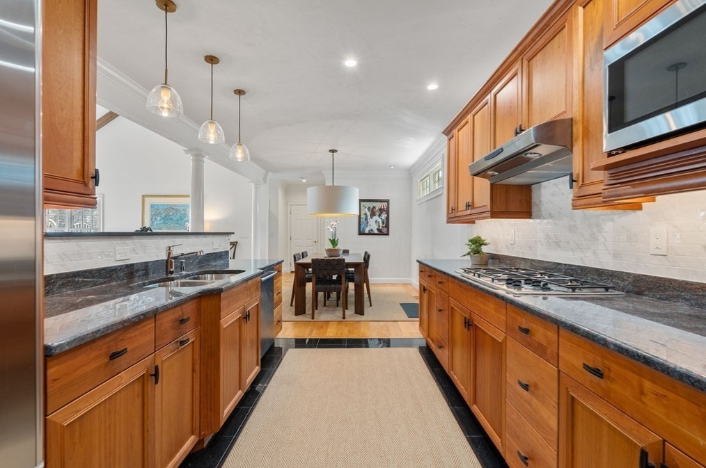 208 Marina Dr, Quincy MA 02171-1573 exterior