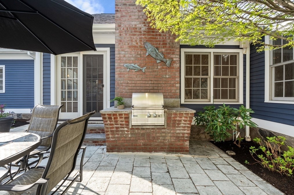 208 Marina Dr, Quincy MA 02171-1573 exterior