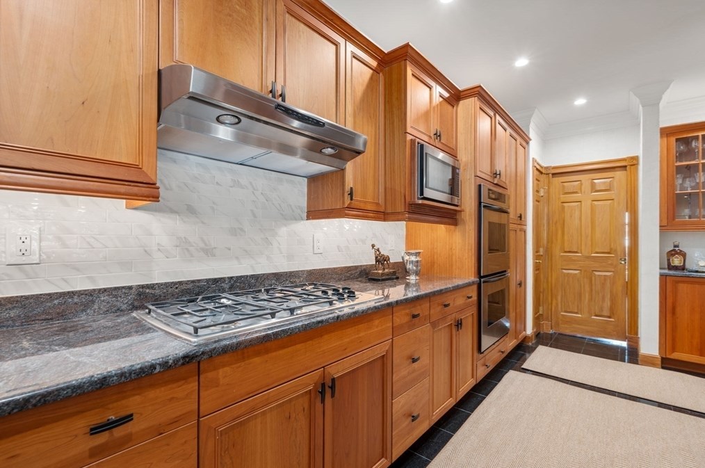 208 Marina Dr, Quincy MA 02171-1573 exterior