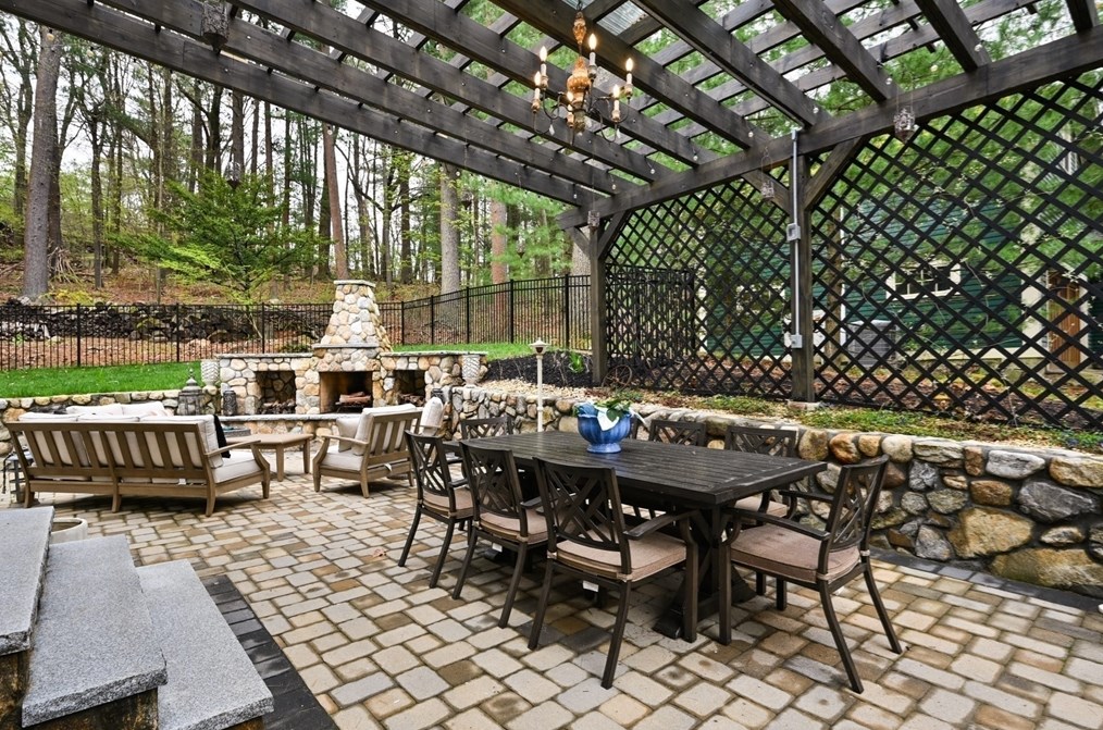 14 Frst Rd, Wakefield MA 01880-3643 exterior