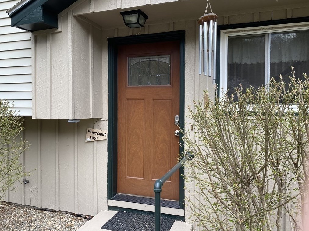 10 Hitching Post Rd, Amherst MA 01002-1155 exterior