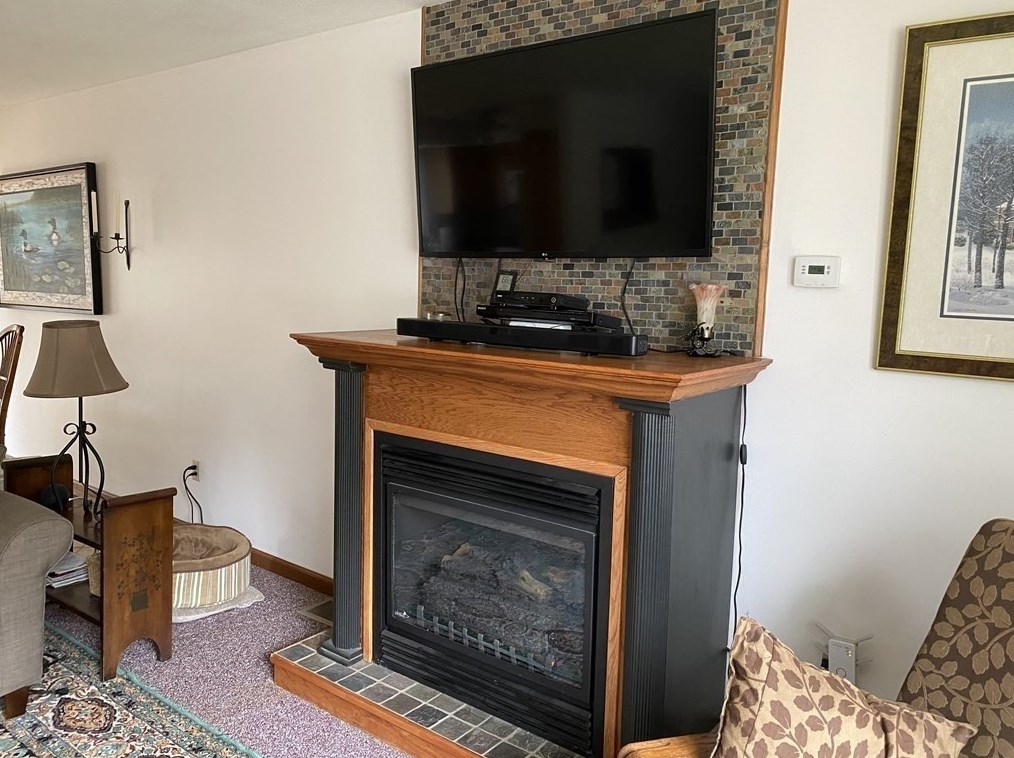 10 Hitching Post Rd, Amherst MA 01002-1155 exterior