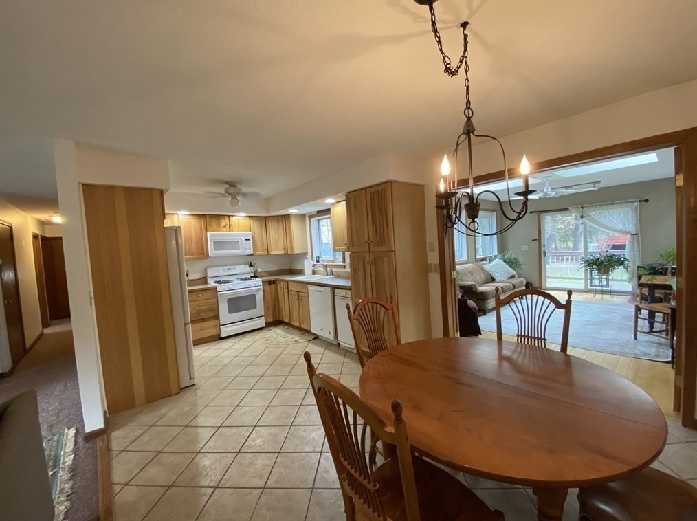 10 Hitching Post Rd, Amherst MA 01002-1155 exterior