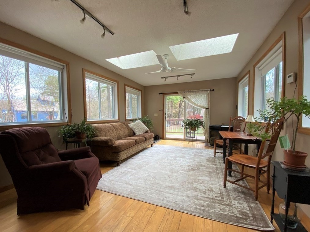 10 Hitching Post Rd, Amherst MA 01002-1155 exterior