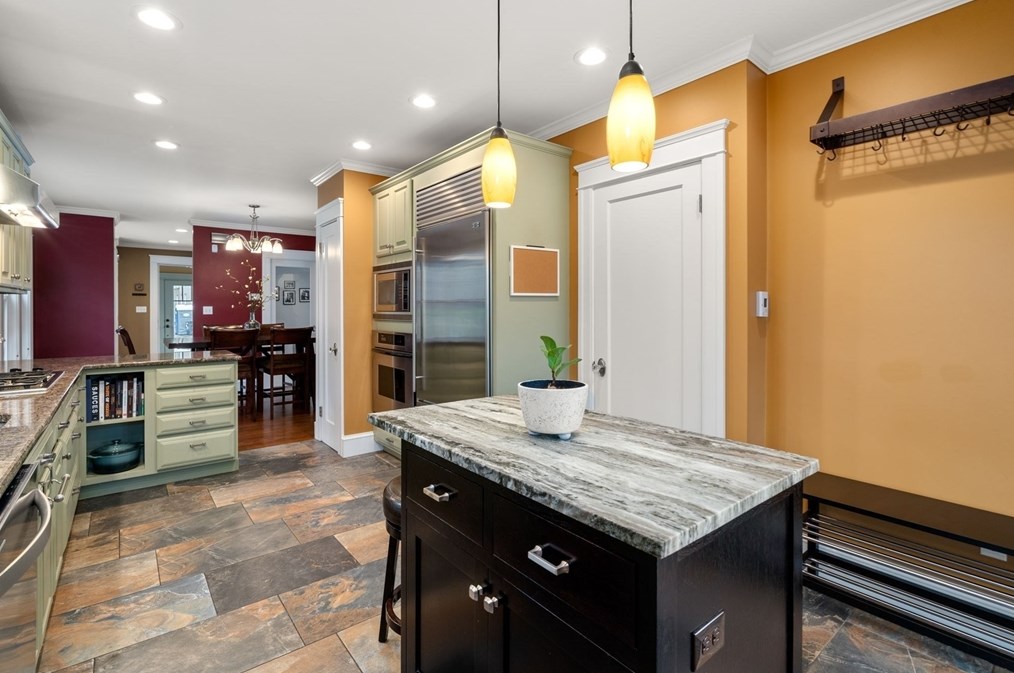 107 Green Hill Pkwy, Worcester MA  01605-2515 exterior