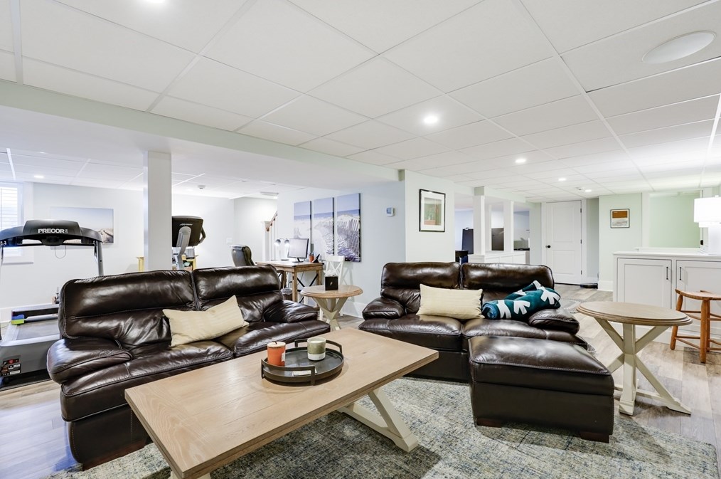 25 Glover Sq, Chatham MA 02633-2016 exterior