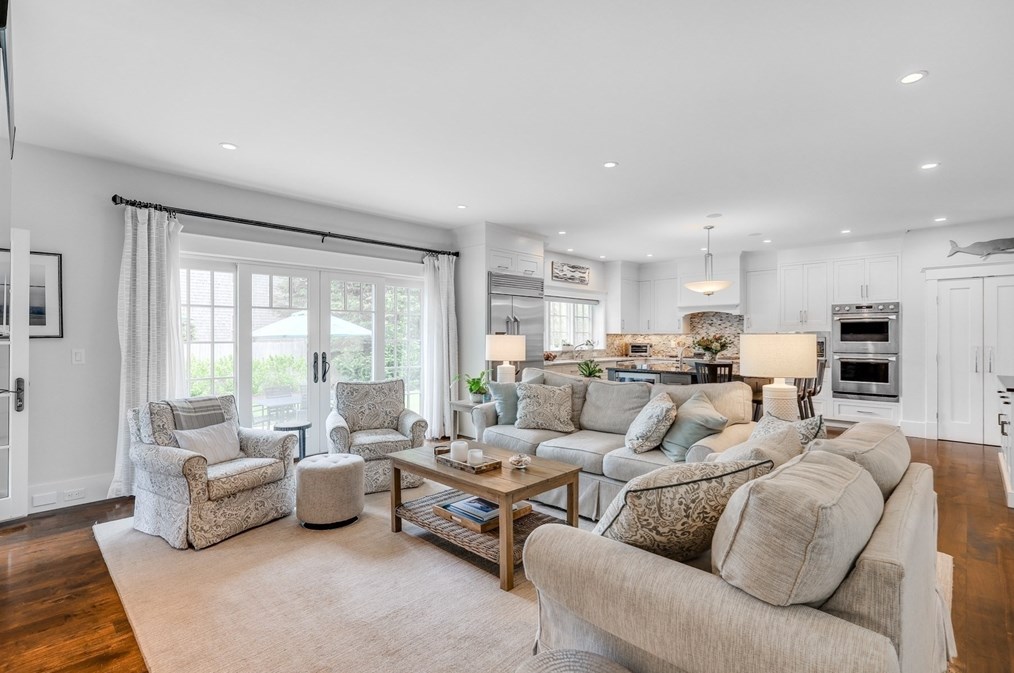 25 Glover Sq, Chatham MA 02633-2016 exterior