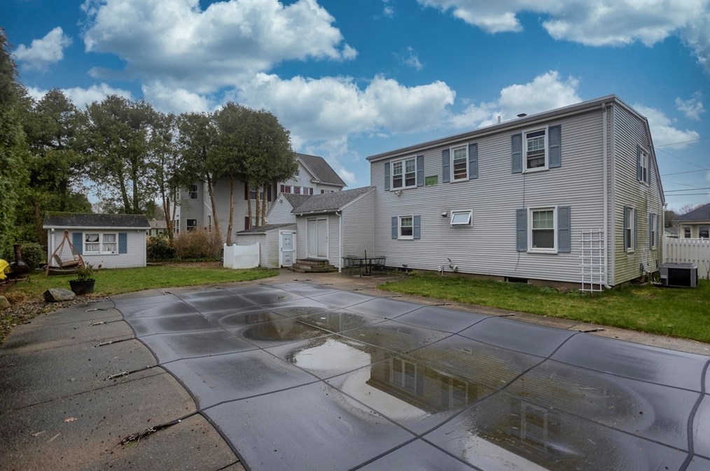 33 Wildermere St, Chicopee, MA 01020