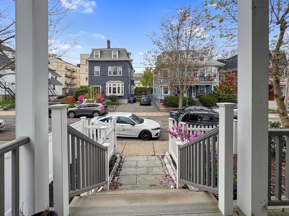 18 Grand View Ave, Somerville MA 02143-1812 exterior