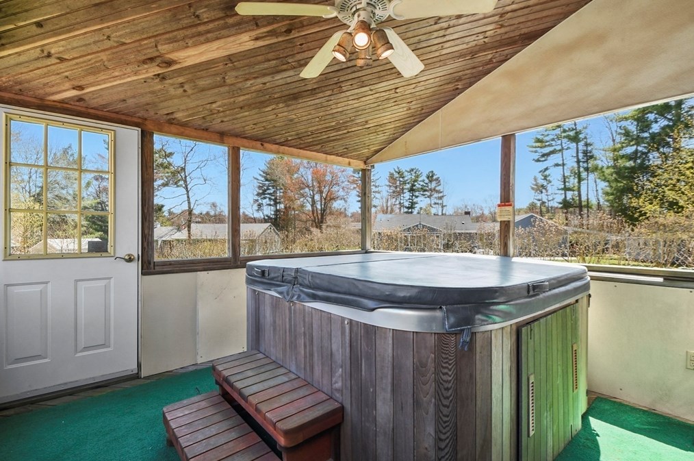 325 Mendall Rd, New Bedford MA 02743-1211 exterior