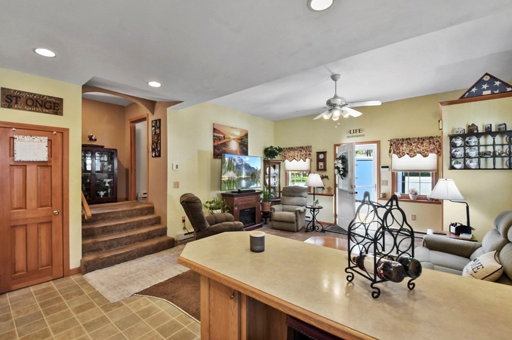 325 Mendall Rd, New Bedford MA 02743-1211 exterior