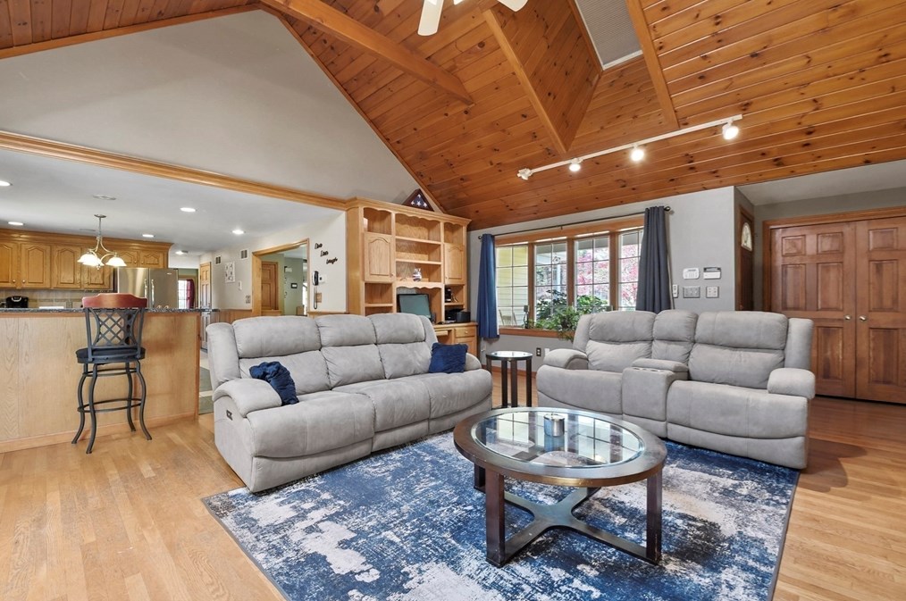 325 Mendall Rd, New Bedford MA 02743-1211 exterior