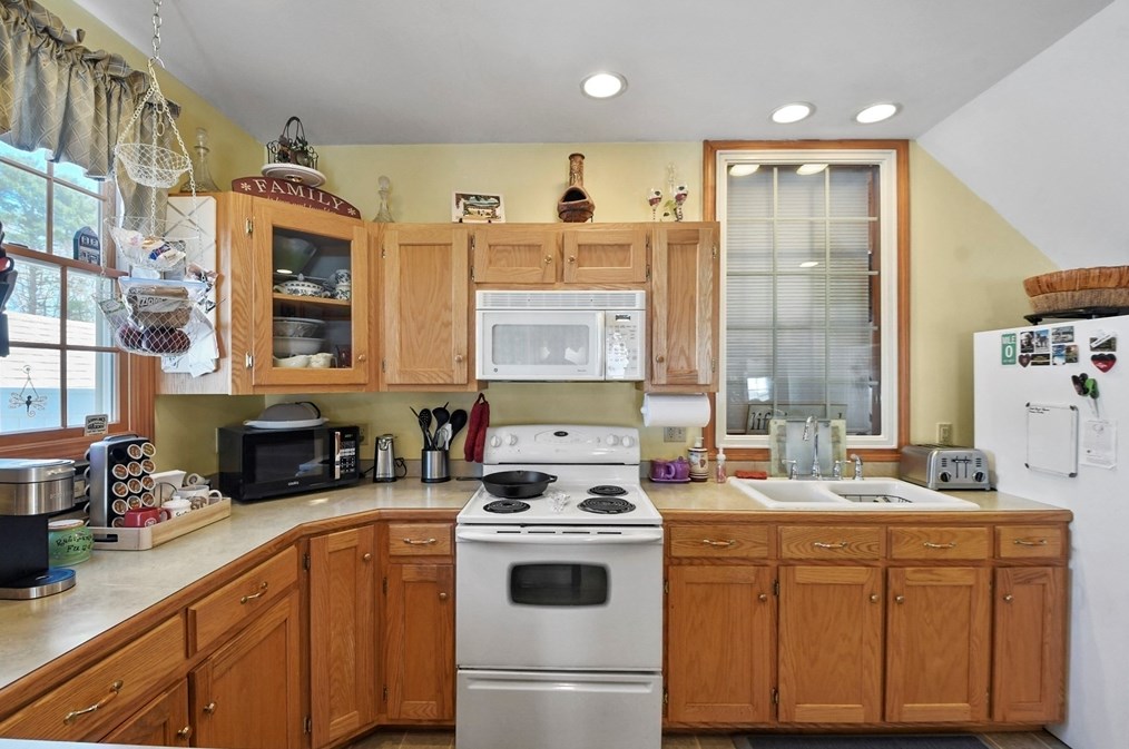 325 Mendall Rd, New Bedford MA 02743-1211 exterior