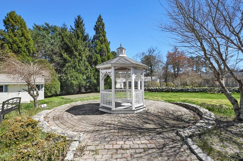 325 Mendall Rd, New Bedford MA 02743-1211 exterior