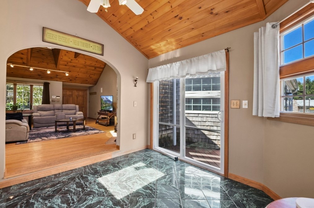 325 Mendall Rd, New Bedford MA 02743-1211 exterior